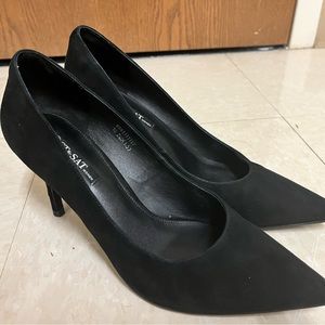 SAT Black Suede Heels 3”
Size 7.5 - 8